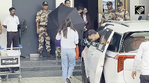 Anushka Sharma, Virat Kohli greet paps at Mumbai airport